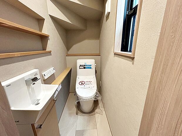 【1階トイレ】 各フロア1カ所ずつシャワー機能付トイレを設置しており、忙しい朝の混雑も解消！ 