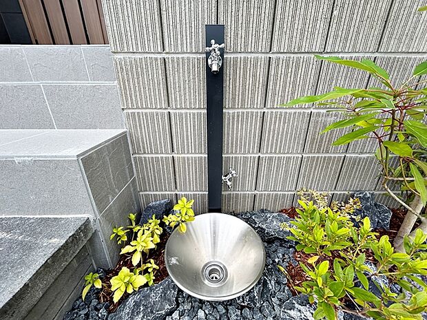 玄関横には立水栓が設置されています!お庭の水撒き、洗車、お掃除、お子様の水遊びなど便利です!
