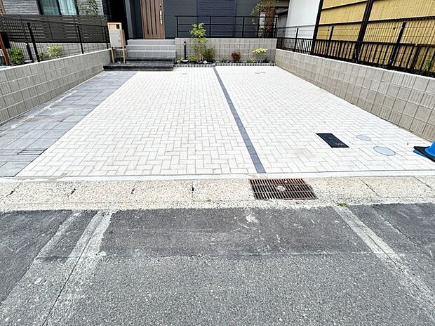 並列2台駐車可能なゆとりあるカースペース。目の前が駐車場だと雨の日も大量にお買い物をした時も便利 