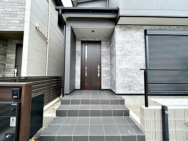 【玄関】 玄関が深い位置にあるので雨に濡れることなく身支度ができます 