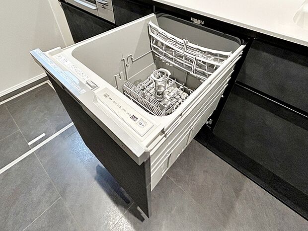 食器洗浄乾燥機は食器と洗剤を入れてスイッチを押すだけ！洗い～乾燥まで！楽々後片付け！！ 