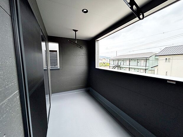 【バルコニー】 屋根のあるインナータイプのバルコニーだから、急な雨でも洗濯物が濡れにくくて安心  