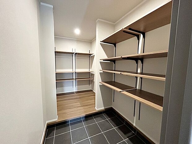 【土間収納・納戸】 アウトドア用品や屋外で遊ぶ子供のおもちゃ、園芸用品などの収納に便利な土間収納。奥には納戸もあり収納充実！ 