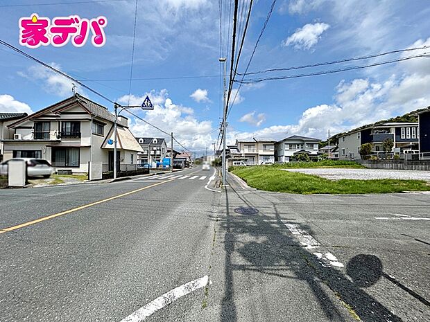前面道路はゆとりの6ｍ超!車通りが少なく、駐車が苦手な方でも安心の道路幅です 