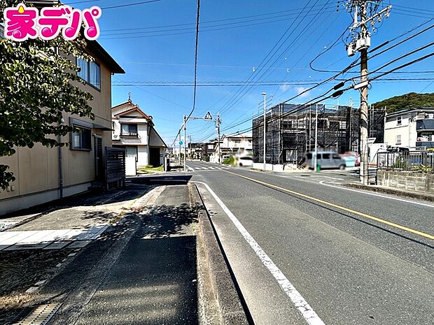 前面道路はゆとりの6m超!車通りが少なく、駐車が苦手な方でも安心の道路幅です