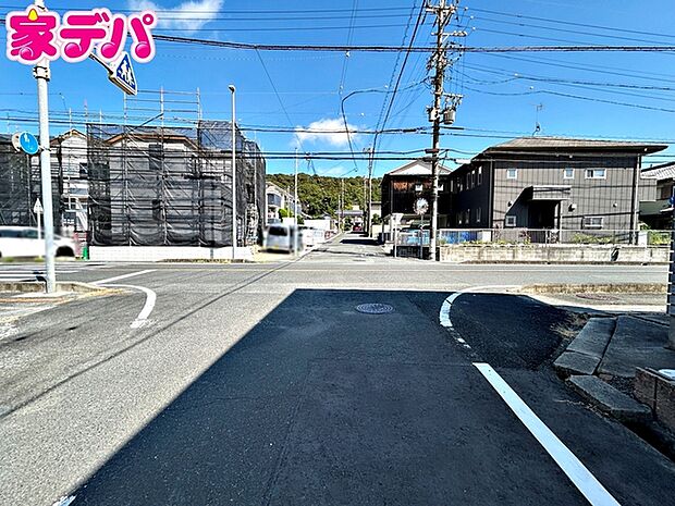 前面道路は公道で、車のすれ違いもらくらく広々6mの幅があります