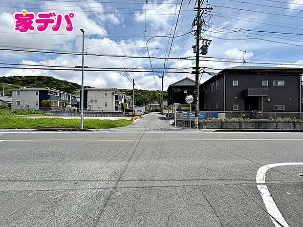 前面道路は公道で、車のすれ違いもらくらく広々6mの幅があります