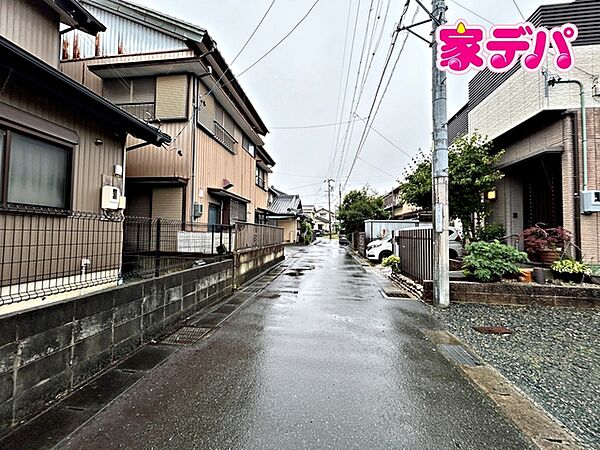 静かな住宅街で、車の出入りもスムーズです。