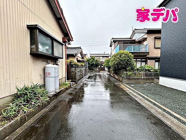 前面は車通りの少ない道路。お車の出し入れが苦手な方も安心ですね。