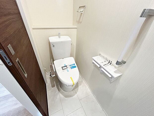 【トイレ】 2か所ずつシャワー機能付きトイレを設置しており、朝の忙しい時間帯でもスムーズに利用できるため、混雑の軽減にもつながります。