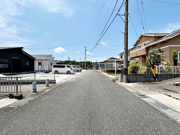 前面道路:北東側約6m幅 静かな住宅街で車通りも比較的少なく、毎日の車の出し入れもスムーズ。駐車や切り返しもしやすく、ゆとりを持って運転できるので、毎日快適にお使いいただけます。