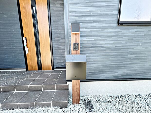 ポストやインターホンなどが一体となったシンプルな門柱が標準で設置されています。玄関まわりがすっきりとまとまり、来訪者の確認や郵便物の受け取りもスムーズに行える、使い勝手の良い設備です。