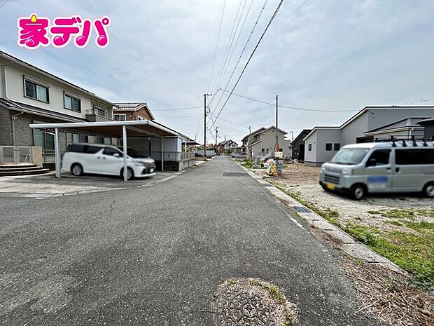 前面道路はゆとりの6ｍ!車通りが少なく、駐車が苦手な方でも安心の道路幅です 