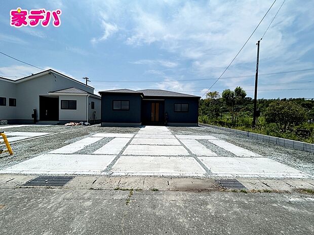 広々3台駐車可能なカースペースを確保!ご家族それぞれがお車をお持ちの場合はもちろん、お友達やご親族が遊びに来た際にも困りません。来客時にも安心してお迎えできる、ゆとりのある駐車スペースです。