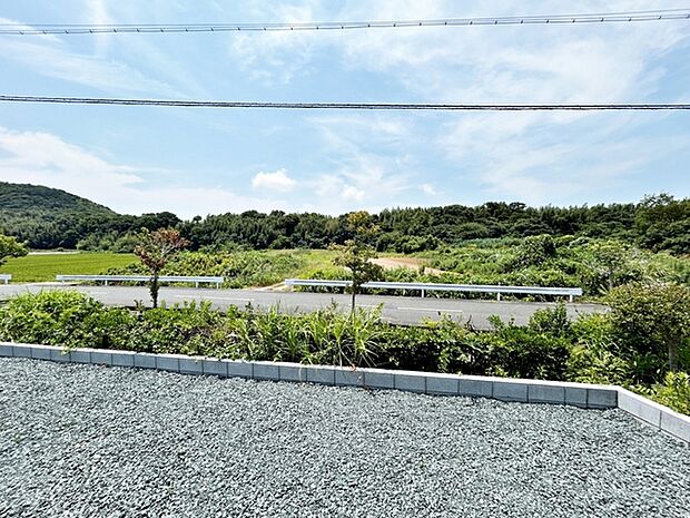 気持ちの良い眺望が広がり、日常の中で外の景色を眺めながら過ごせます。気分転換にもつながる、心地よい時間をお過ごしいただけます。