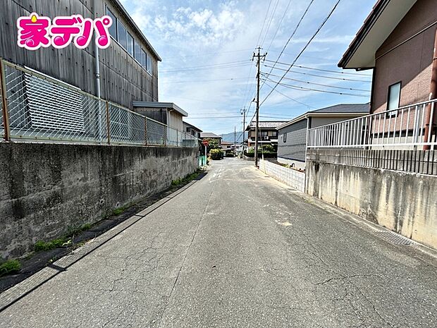 前面道路も広く車通りも少ないので、運転が苦手な方でも自分のペースで駐車ができます 