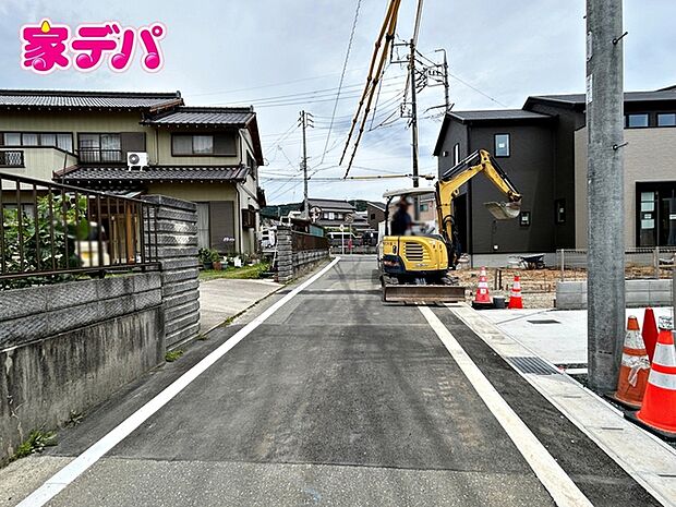 前面は車通りの少ない道路。お車の出し入れが苦手な方も安心ですね。 