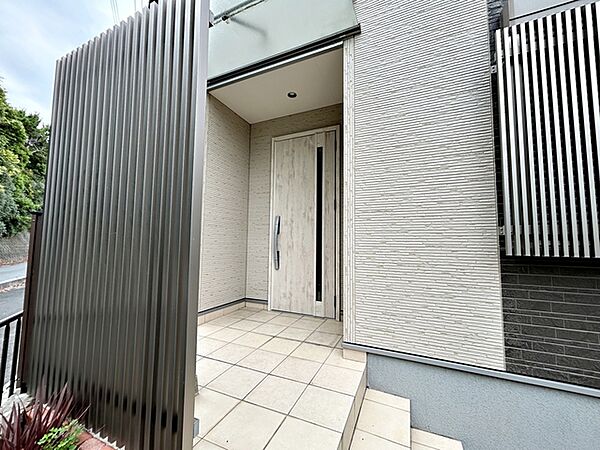 【玄関】 雨の日でも出入りの際に濡れにくい玄関ポーチです。玄関前で傘を開いたり閉じたりしやすく、荷物が多い日でも落ち着いて出入りできます。毎日の暮らしを快適にしてくれる、うれしいポイントです。
