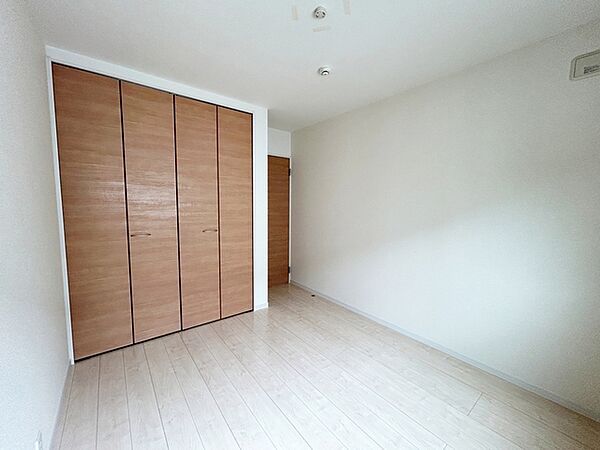 【洋室5.34帖】 お子様の一人部屋に最適な居室です。クローゼット付きで自然とお片付けできる環境に！