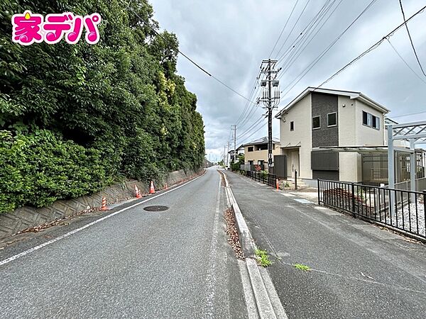 前面道路：西側約8幅ｍ、北東側約4.5ｍ幅。静かな住宅街で車通りも比較的少なく、毎日の車の出し入れもスムーズ。駐車や切り返しもしやすく、ゆとりを持って運転できるので、毎日快適にお使いいただけます。