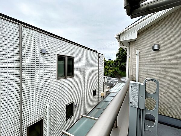 バルコニーからは閑静な街並みを望むことができ、外の空気を感じながら過ごせるスペースです。日常の中で外の景色を眺めることで気分転換もしやすく、ほどよい開放感も感じられます。