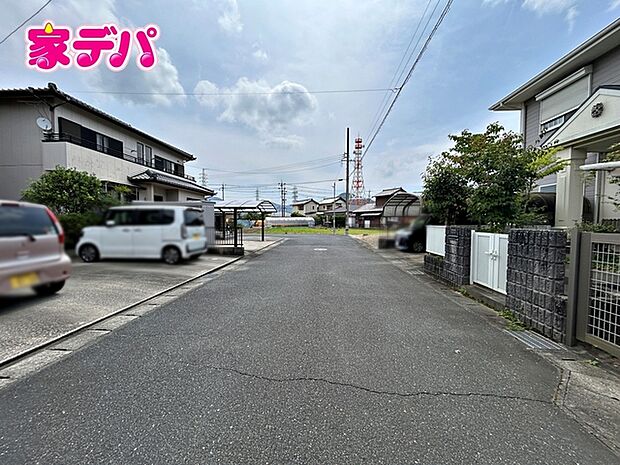 前面道路は公道で、車のすれ違いもらくらく広々6ｍの幅があります 