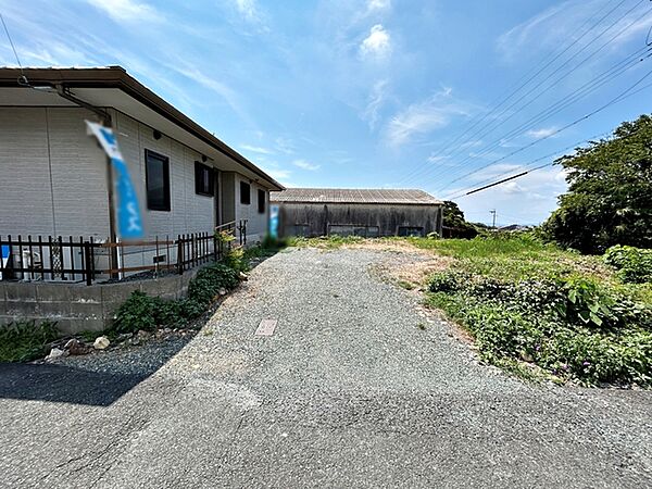 広々4台駐車可能なカースペースを確保！ご家族それぞれがお車をお持ちの場合はもちろん、お友達やご親族が遊びに来た際にも困りません。来客時にも安心してお迎えできる、ゆとりのある駐車スペースです。