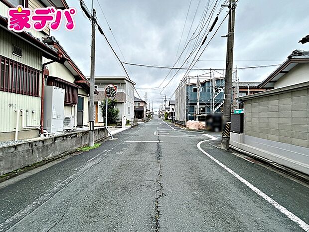 前面道路は公道で、車のすれ違いもらくらく広々7m以上の幅があります