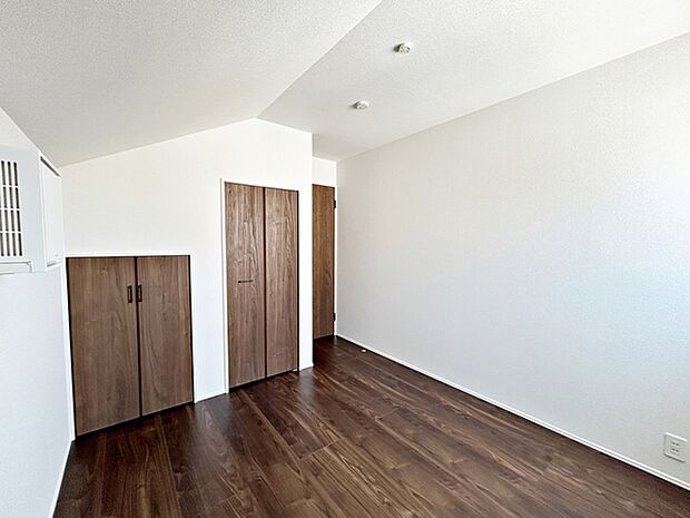 【洋室5.2帖】 お子様の一人部屋として使いやすい広さの居室で、成長に合わせて長くご利用いただけます。クローゼット付きで収納もしやすく、自然とお片付けの習慣が身につきやすい環境です!