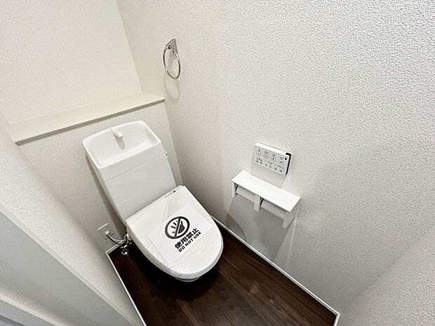 【トイレ】 シャワー付きトイレを備えており、快適にお使いいただけます。清潔に使いやすく、お手入れもしやすい仕様で、毎日気持ちよくお使いいただけます。