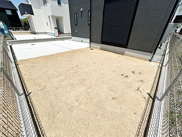 リビングと庭がつながる間取りで、室内と屋外を行き来しやすい動線です。お子さまやペットとの時間を楽しんだり、ガーデニングや家庭菜園など、ご家族のライフスタイルに合わせてお庭を活用できます!