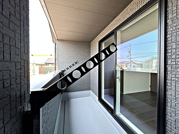 【バルコニー】 屋根付きのインナータイプのバルコニーなので、急な雨でも洗濯物が濡れにくく安心です。天候を気にせず外干しができ、毎日の家事をサポートしてくれる使い勝手の良いスペースです。
