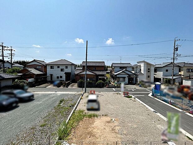 バルコニーからは閑静な街並みを望むことができ、外の空気を感じながら過ごせるスペースです。日常の中で外の景色を眺めることで気分転換もしやすく、ほどよい開放感も感じられます。