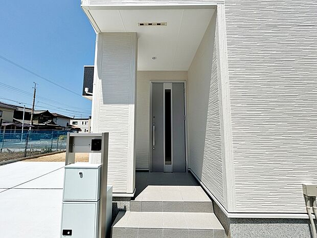 【玄関】 雨の日でも出入りの際に濡れにくい玄関ポーチです。玄関前で傘を開いたり閉じたりしやすく、荷物が多い日でも落ち着いて出入りできます。毎日の暮らしを快適にしてくれる、うれしいポイントです。 