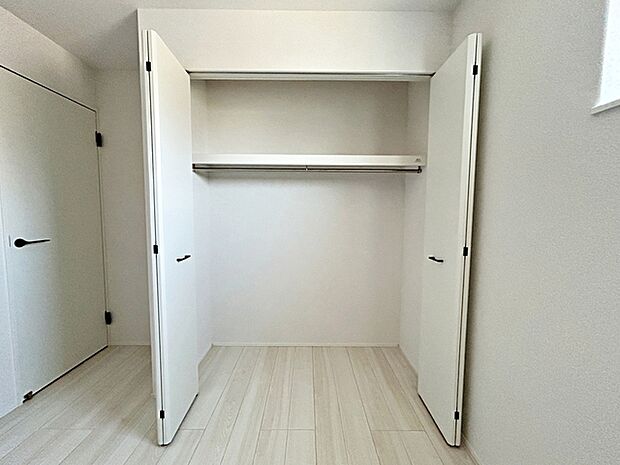 【クローゼット】 全居室に収納が備わっており、衣類や雑貨、お子様のおもちゃなどもしっかり整理できます。各部屋をすっきりと使いやすく、生活スペースを有効に活用できます！ 