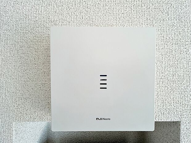 【nasta】 タブレットやスマホで家中どこにいても応答可能。自動音声もあるので忙しい時に便利です。 留守中の来訪者画像を自動で録画・保存できる録画機能を内蔵。防犯性に優れた安心のシステム。