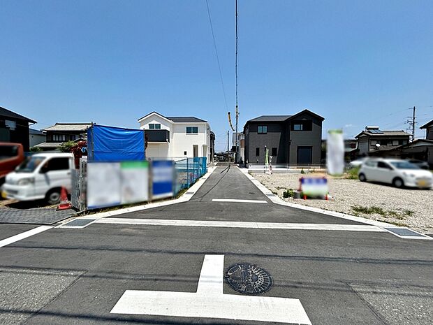 前面道路：南側約4ｍ幅、東側約4ｍ幅（位置指定道路） 前面道路は見通しが良く、車の移動や駐車もスムーズに行えます。毎日の通勤やお買い物などのお出かけも快適で、ゆとりを持って車を出し入れできるのが魅力。