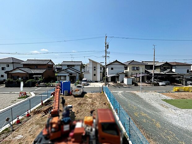 バルコニーからは閑静な街並みを望むことができ、外の空気を感じながら過ごせるスペースです。日常の中で外の景色を眺めることで気分転換もしやすく、ほどよい開放感も感じられます。 
