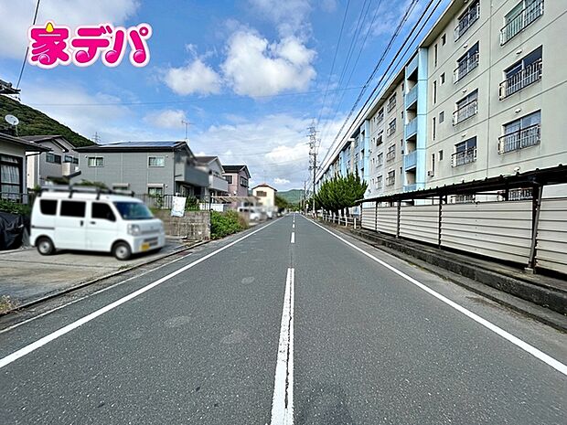 前面道路は公道で、車のすれ違いもらくらく広々8ｍの幅があります 