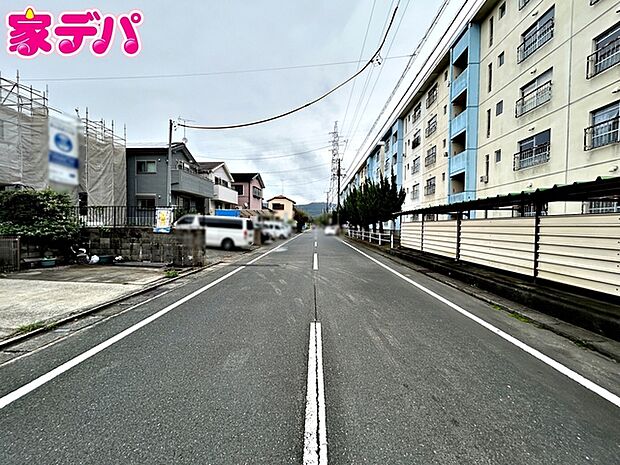 前面道路は公道で、車のすれ違いもらくらく広々8mの幅があります