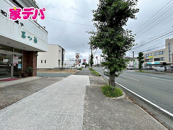 前面道路は公道で、幅員約22ｍのゆとりある広さがあります。車同士のすれ違いや駐車時の切り返しもスムーズに行え、毎日の駐車やお出かけもらくらく。運転が苦手な方でもゆとりを持って出入りしやすい道路幅です。