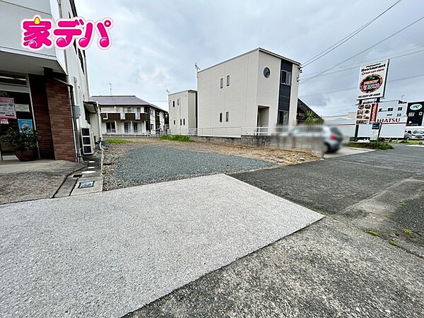 スーパーなどの商業施設が近く、徒歩や自転車でもお買い物ができます。バス停まで徒歩1分！