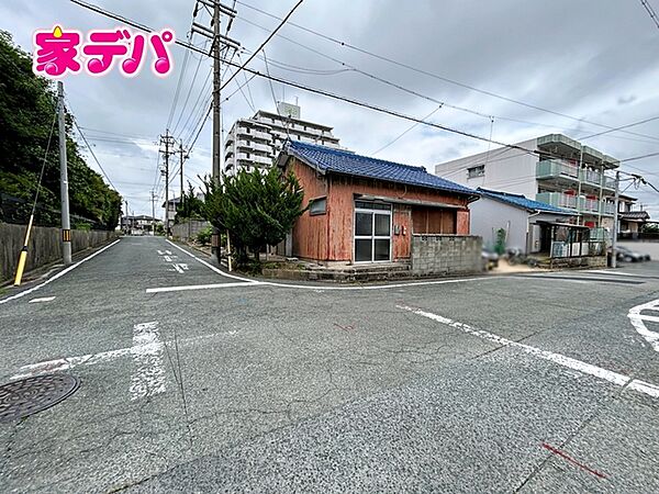 ご希望の建築プランが実現しやすい更地引渡し。近くには公園があり子どもの遊び場に快適。