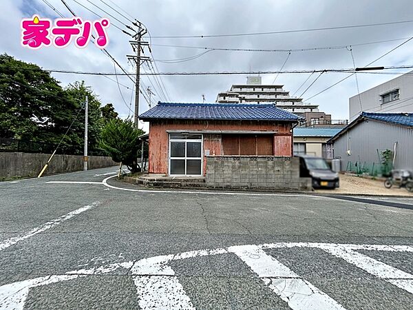 前面道路が広く、お車の乗り入れもラクラク！弊社でも建築プランのご提案が可能です。