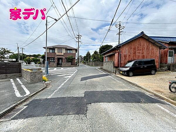 前面道路は公道で、幅員約8ｍ以上のゆとりある広さがあります。車同士のすれ違いや駐車時の切り返しもスムーズに行え、毎日の駐車やお出かけもらくらく。