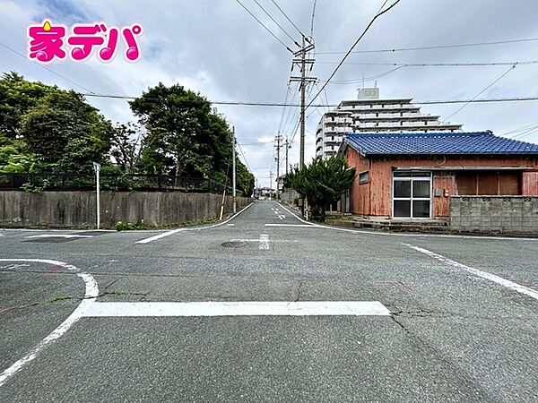 静かな住宅街で車通りも比較的少なく、毎日の車の出し入れもスムーズ。駐車や切り返しもしやすく、ゆとりを持って運転できるので、毎日快適にお使いいただけます。