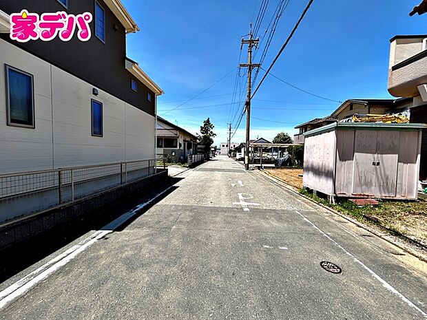 前面道路は公道で、幅員約6ｍのゆとりある広さがあります。車同士のすれ違いや駐車時の切り返しもスムーズに行え、毎日の駐車やお出かけもらくらく。運転が苦手な方でもゆとりを持って出入りしやすい道路幅です。 