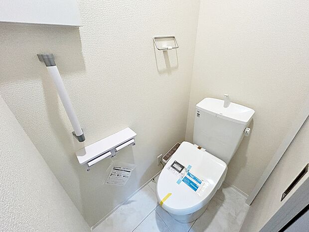 【トイレ】 各フロアに1か所ずつシャワー機能付きトイレを設置しており、朝の忙しい時間帯でもスムーズに利用できるため、混雑の軽減にもつながります。