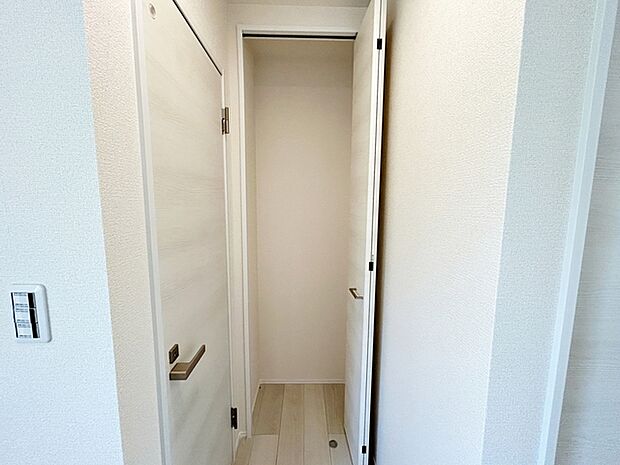 【2階ホール収納】 日用品や掃除道具、ストック品などを整理できます。限られた空間を無駄なく使えるため、室内をすっきりと保ちやすくなります。 
