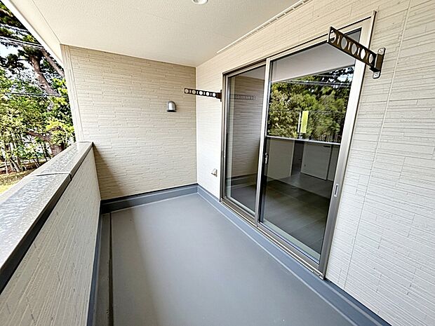 【バルコニー】 屋根付きのインナータイプのバルコニーが二面あり、急な雨でも洗濯物が濡れにくく安心です。天候を気にせず外干しができ、毎日の家事をサポートしてくれる使い勝手の良いスペースです。 